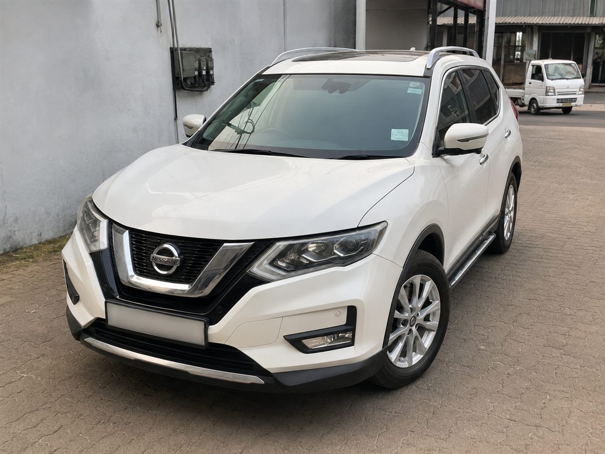 Nissan X-Trail - front view